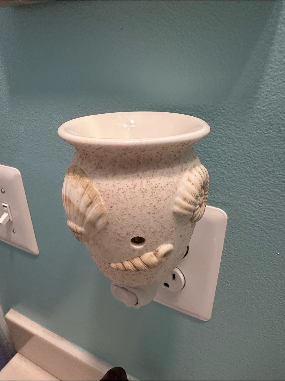 Scentsy warmer wax melter Seashell Ceramic Night Light Plug-In - Picture 3 of 4